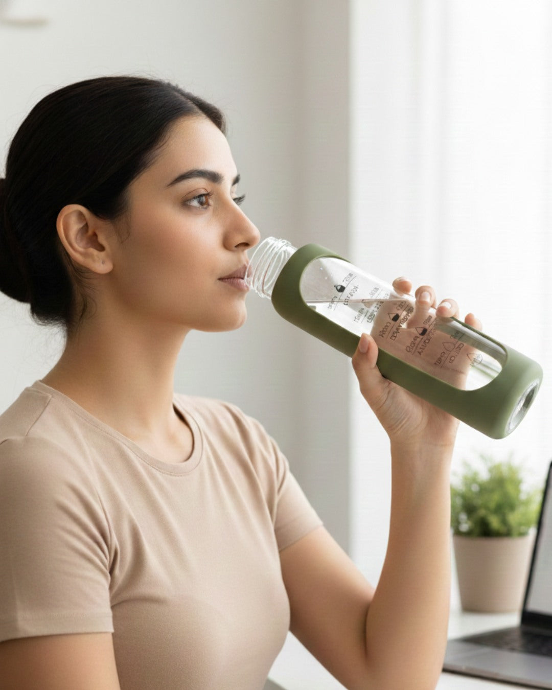 Pillar Borosilicate Glass Water Bottle - Keeps You Hydrated - Black